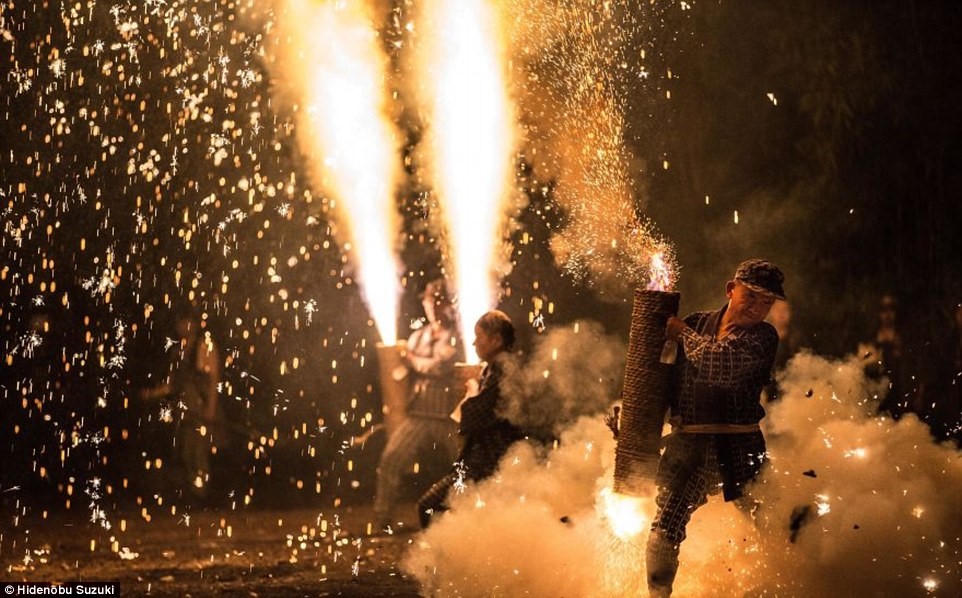 Le hoi ban phao hoa bang tay khong o Nhat hinh anh 9