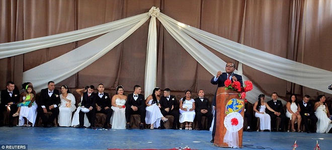 Xúc động đám cưới tập thể trong nhà tù khét tiếng Colombia