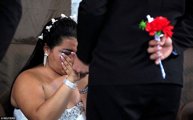 Xúc động đám cưới tập thể trong nhà tù khét tiếng Colombia