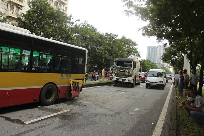 Xe chở bê tông nát đầu vì tông xe bus đỗ sai điểm?