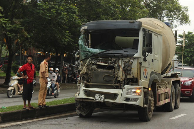 Xe chở bê tông nát đầu vì tông xe bus đỗ sai điểm?
