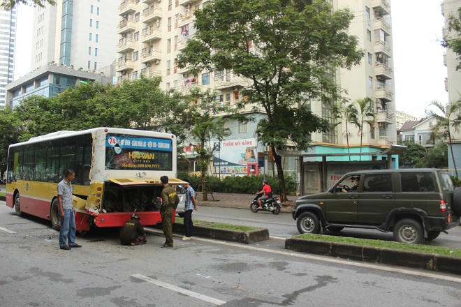 Xe chở bê tông nát đầu vì tông xe bus đỗ sai điểm?