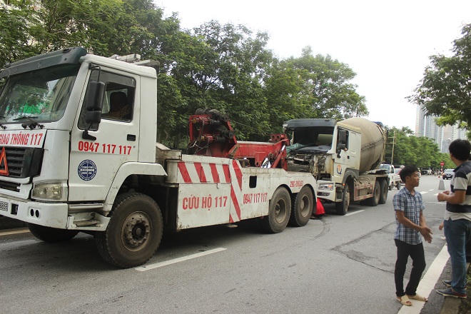 Xe chở bê tông nát đầu vì tông xe bus đỗ sai điểm?