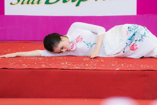 Thu Thảo khóc trước cảnh gái miền Tây lấy chồng ngoại