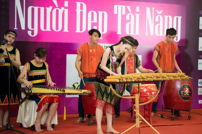 Thu Thảo khóc trước cảnh gái miền Tây lấy chồng ngoại