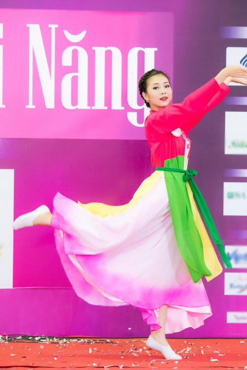 Thu Thảo khóc trước cảnh gái miền Tây lấy chồng ngoại