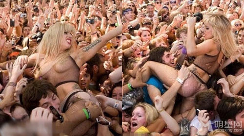 Những màn khoe thân lố bịch và phản cảm của Sao trên sân khấu - Ảnh 5