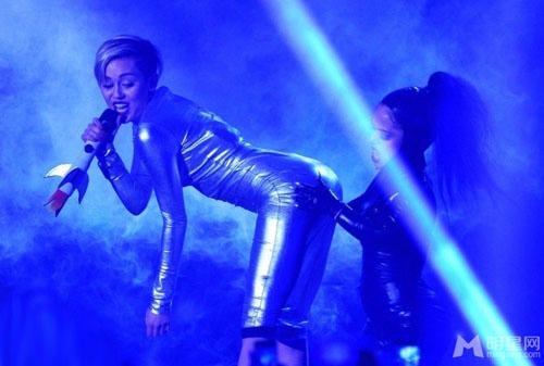 Những màn khoe thân lố bịch và phản cảm của Sao trên sân khấu - Ảnh 8