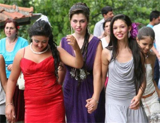 Phiên chợ cô dâu đặc biệt ở Bulgaria