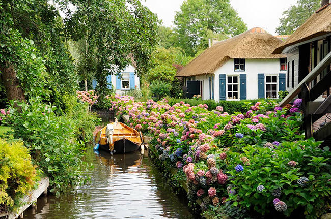 Ngẩn ngơ trước vẻ đẹp của Giethoorn, ngôi làng không lối đi tại Hà Lan - Ảnh 1. Ngẩn ngơ trước vẻ đẹp của Giethoorn, ngôi làng không lối đi tại Hà Lan - Ảnh 1.