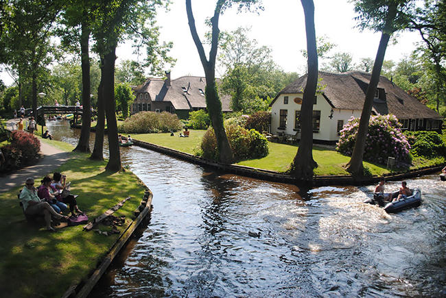 Ngẩn ngơ trước vẻ đẹp của Giethoorn, ngôi làng không lối đi tại Hà Lan - Ảnh 9. Ngẩn ngơ trước vẻ đẹp của Giethoorn, ngôi làng không lối đi tại Hà Lan - Ảnh 9.