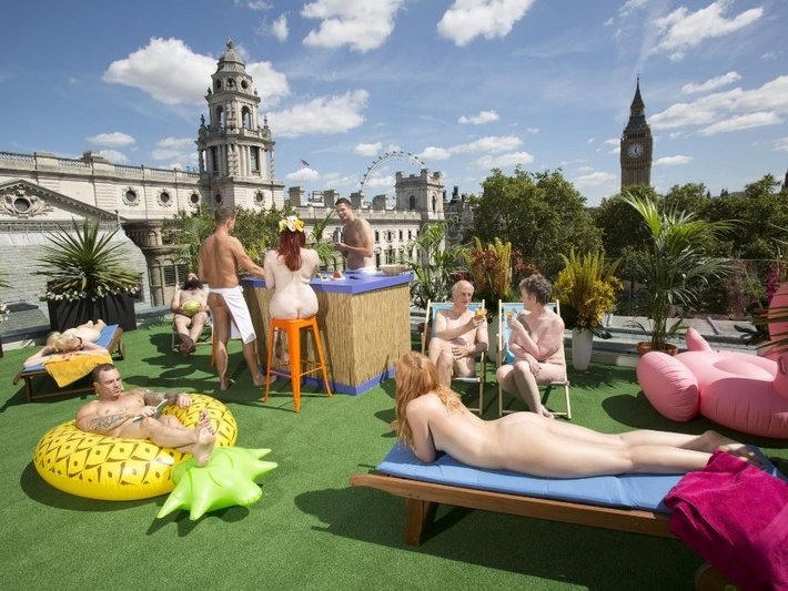 Thoải mái khỏa thân đi bar ngoài trời ở Anh