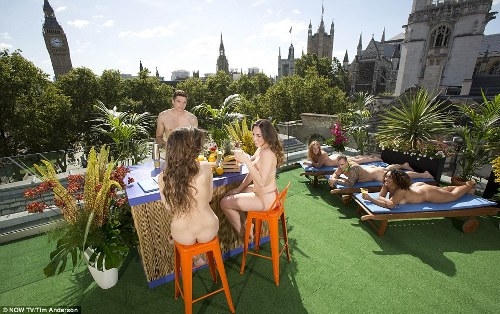 Thoải mái khỏa thân đi bar ngoài trời ở Anh