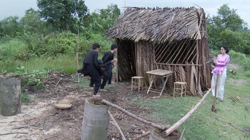 "Ải mỹ nhân": Thúy Diễm đòi lột áo, cào mặt bồ nhí Lương Thế Thành - 7