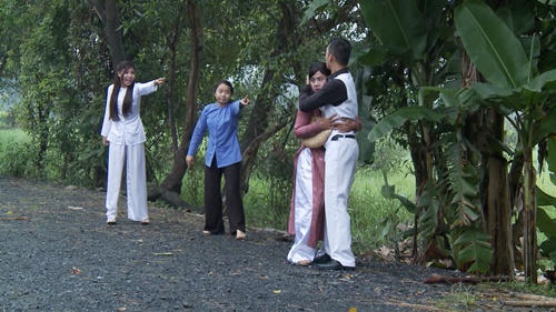 "Ải mỹ nhân": Thúy Diễm đòi lột áo, cào mặt bồ nhí Lương Thế Thành - 1