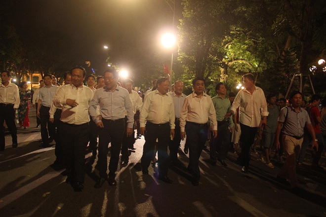 Nghìn người thích thú bày chơi 'đủ trò' quanh hồ Hoàn Kiếm