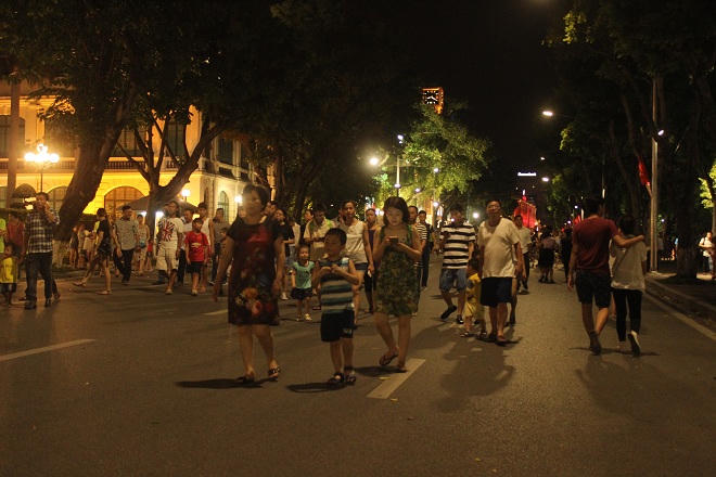 Nghìn người thích thú bày chơi 'đủ trò' quanh hồ Hoàn Kiếm