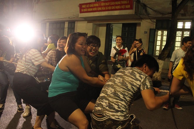 Nghìn người thích thú bày chơi 'đủ trò' quanh hồ Hoàn Kiếm