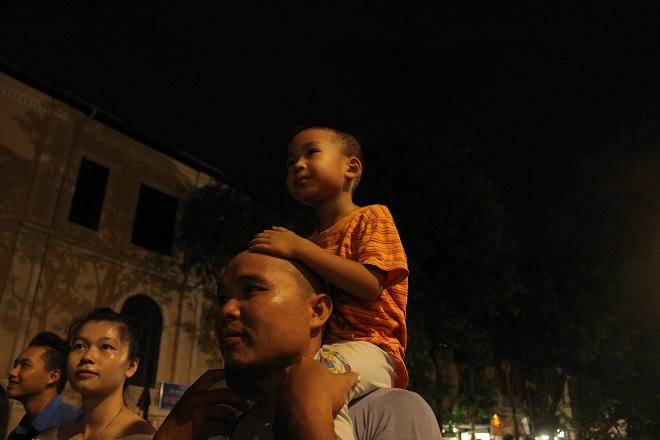 Nghìn người thích thú bày chơi 'đủ trò' quanh hồ Hoàn Kiếm