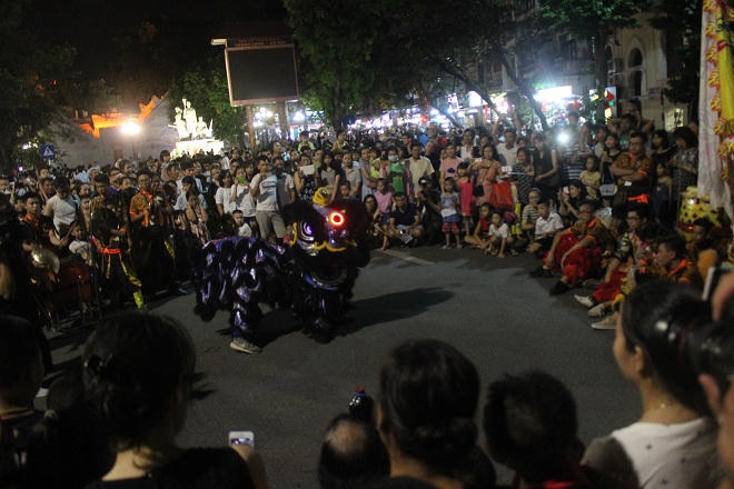 Nghìn người thích thú bày chơi 'đủ trò' quanh hồ Hoàn Kiếm