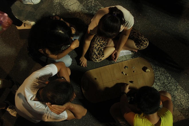 Nghìn người thích thú bày chơi 'đủ trò' quanh hồ Hoàn Kiếm