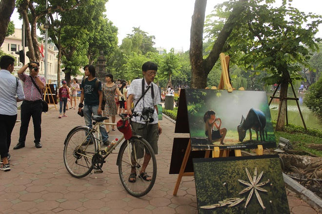 Nghìn người thích thú bày chơi 'đủ trò' quanh hồ Hoàn Kiếm