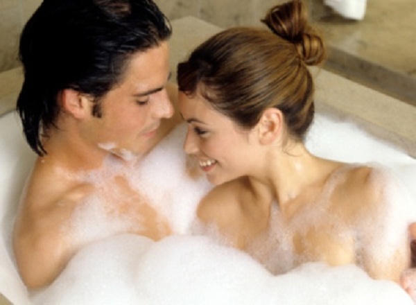 Nỗi niềm của người đàn ông sợ tắm chung với vợ