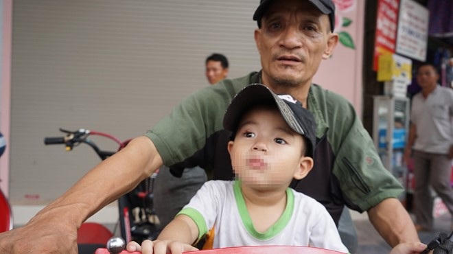 Xót xa bé trai 4 tuổi đêm đêm nằm vỉa hè Hà Nội chờ bố