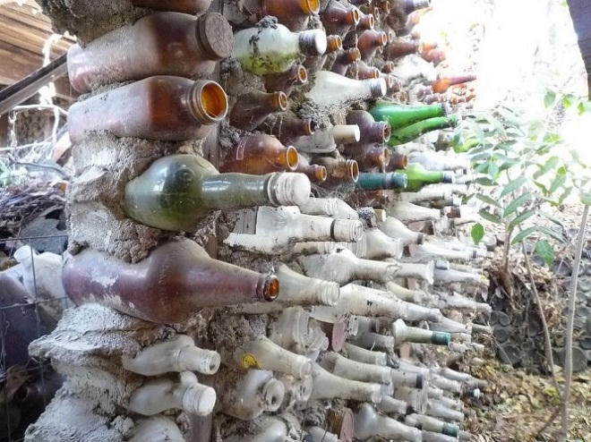 Ngôi làng chai lọ độc lạ
