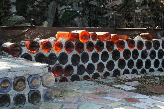 Ngôi làng chai lọ độc lạ