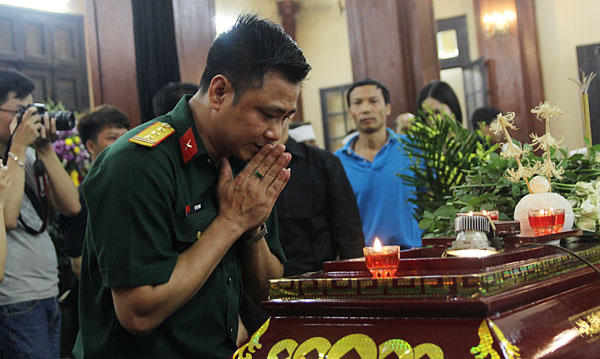 'Sao' tên tuổi nức nở tiễn biệt nghệ sĩ Hán Văn Tình