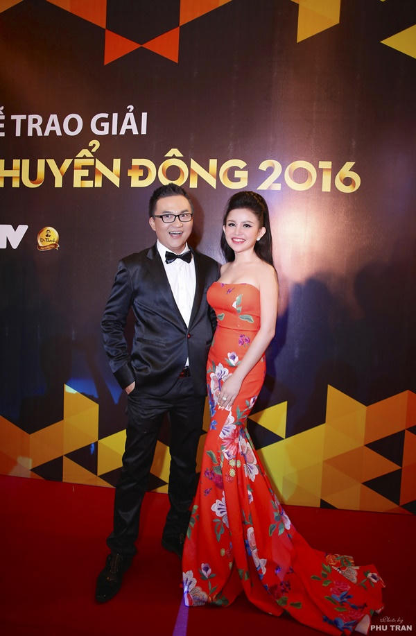 Janny Thủy Trần cười rạng rỡ cạnh MC Đại Nghĩa