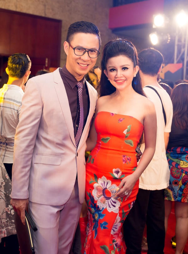 Janny Thủy Trần cười rạng rỡ cạnh MC Đại Nghĩa