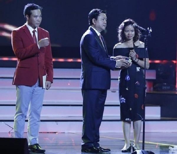 Vợ Trần Lập nghẹn ngào thay chồng nhận giải “VTV Awards 2016“