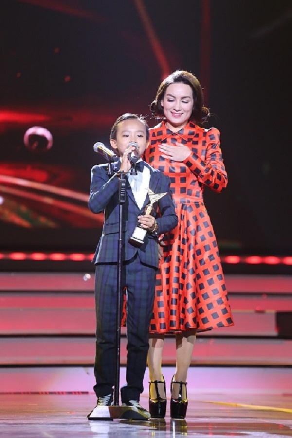 Vợ Trần Lập nghẹn ngào thay chồng nhận giải “VTV Awards 2016“