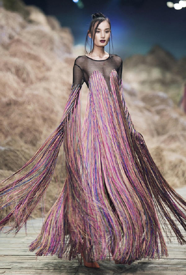 Sốc với cảnh chân dài khoe ngực trần từ Tây đến Ta