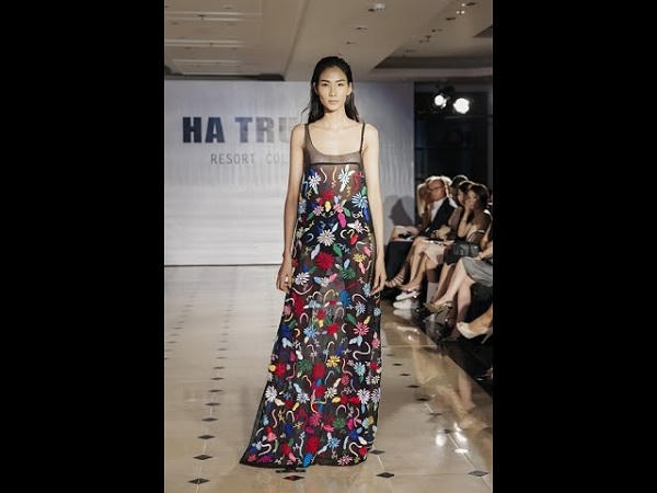 Sốc với cảnh chân dài khoe ngực trần từ Tây đến Ta