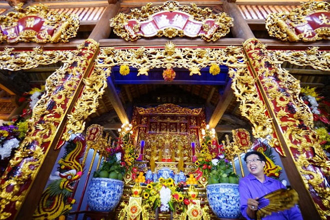 'Nhà thờ tổ nghề 100 tỷ của Hoài Linh' có gì?