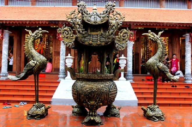 'Nhà thờ tổ nghề 100 tỷ của Hoài Linh' có gì?