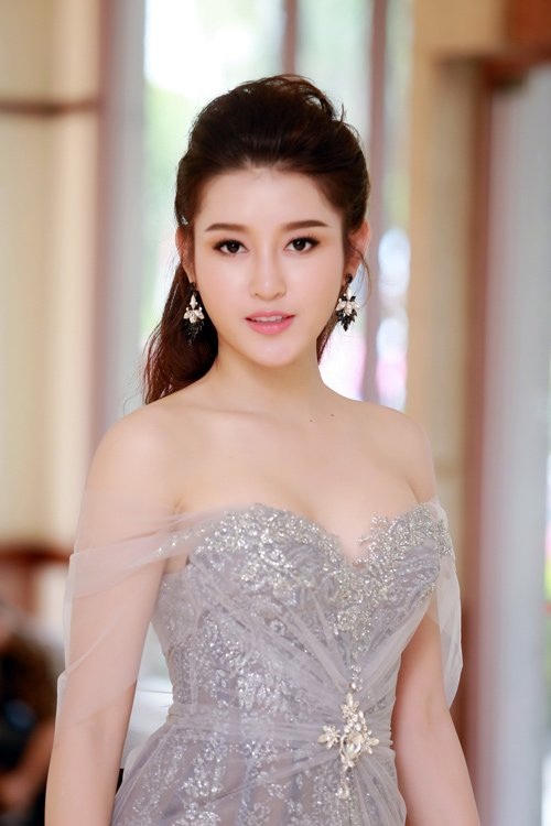 Vẻ đẹp ngất ngây của Á hậu Huyền My khi diện váy mỏng như sương