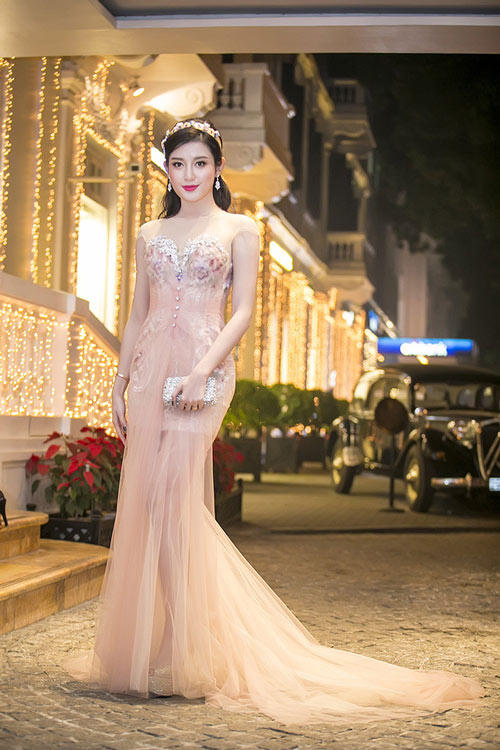 Vẻ đẹp ngất ngây của Á hậu Huyền My khi diện váy mỏng như sương