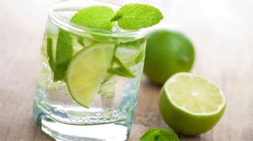 Công thức thích hợp nhất khi pha chanh tươi là dùng 1 lát chanh tươi nguyên vỏ pha với ¾ cốc nước (Ảnh minh họa: Internet)