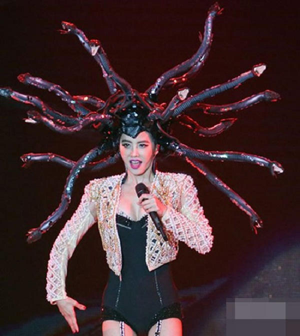 Bật cười với những mái tóc dị hợm của sao Hoa ngữ