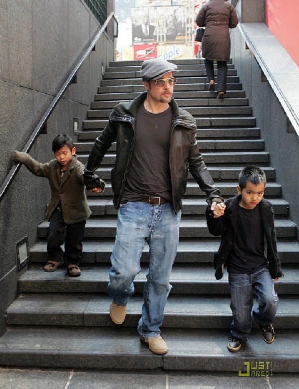 Brad Pitt khóc lóc cầu xin được gặp con trước cáo buộc bạo hành