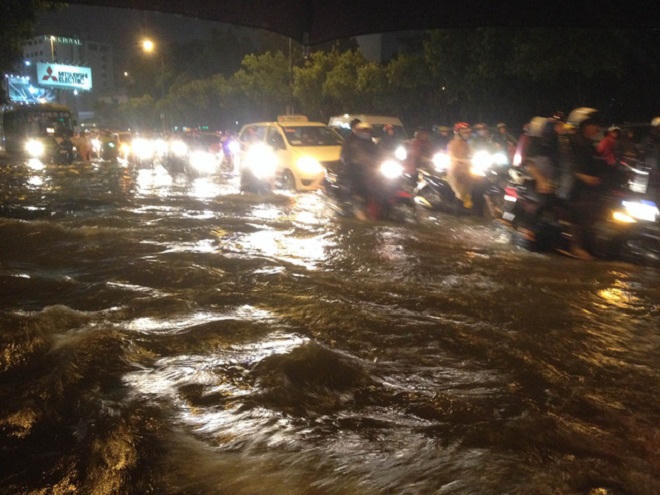 Người dân TP.HCM “vượt lụt” về nhà