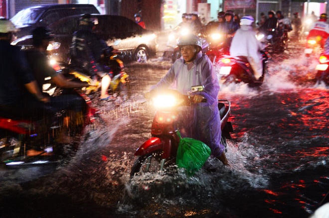 Người dân TP.HCM “vượt lụt” về nhà