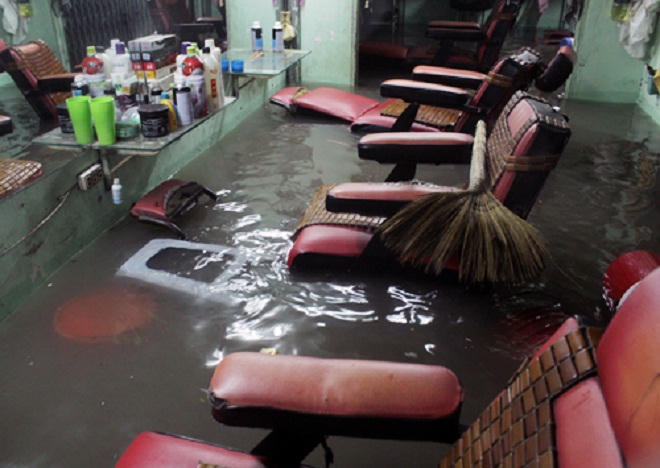 Người dân TP.HCM “vượt lụt” về nhà