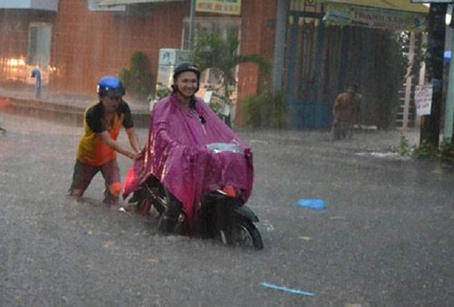 Người dân TP.HCM “vượt lụt” về nhà