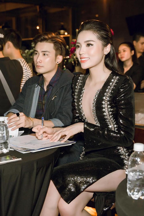 Hoa hậu Kỳ Duyên diện váy khoét trên xẻ dưới đi làm giám khảo