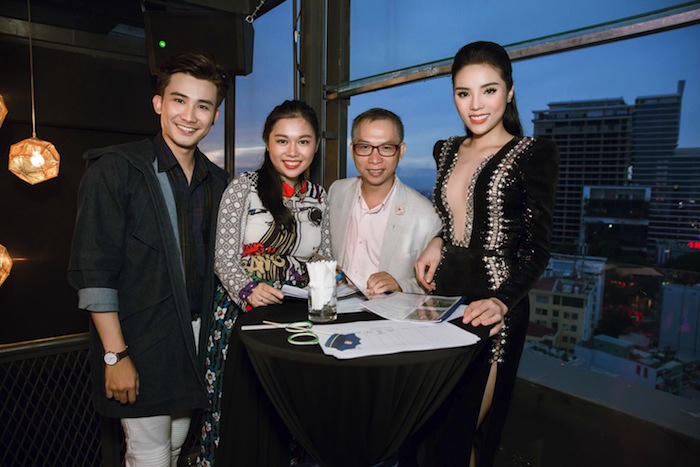 Hoa hậu Kỳ Duyên diện váy khoét trên xẻ dưới đi làm giám khảo